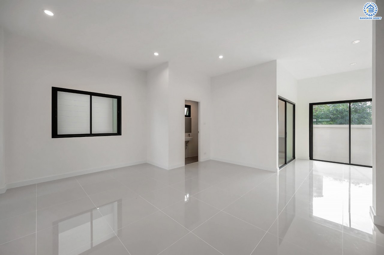 บ้านมือสองตกแต่งใหม่ โครงการ มณธานี บางแค บ้านเดี่ยว 3 ชั้นหลังมุม ดีไซน์หรูหรา เนื้อที่กว้าง 65.6 ตร.ว. พื้นที่ใช้สอย 240 ตร.ม. ฟังก์ชัน 5 ห้องนอน 4 ห้องน้ำ 2 ที่จอดรถ ฟังก์ชันครบตอบทุกไลฟ์สไตล์ บนทำเลศักยภาพ เชื่อมต่อถนนกาญจนาภิเษก ใกล้เดอะมอลล์บางแค ใกล้รถไฟฟ้าสายสีน้ำเงิน "สถานีหลักสอง" และจุดขึ้นทางด่วน "กาญจนาภิเษก"